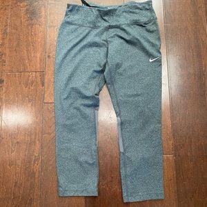Nike dry fit crop pant gray size M